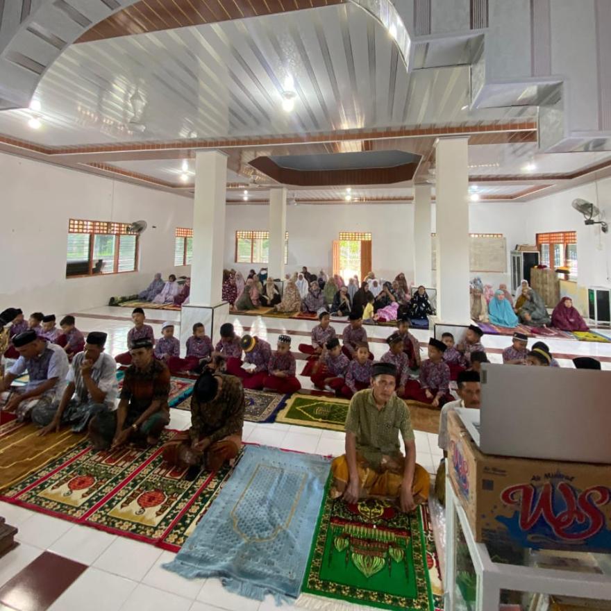 Warga Desa Mamminasae Laksanakan Sholat Dhuha Berjamaah di Masjid Desa